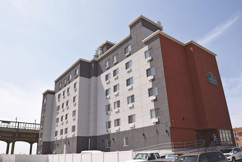 La Quinta Inn & Suites Far Rockaway - Beach Hotel New York Extérieur photo