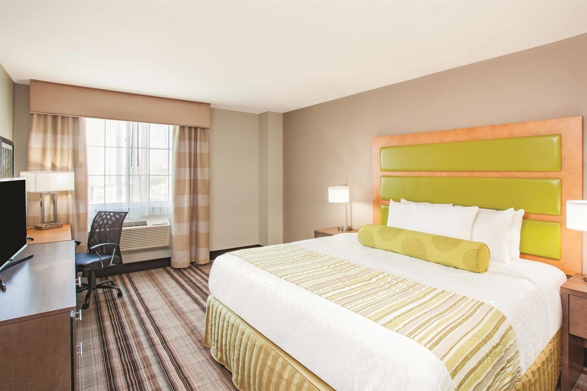 La Quinta Inn & Suites Far Rockaway - Beach Hotel New York Extérieur photo