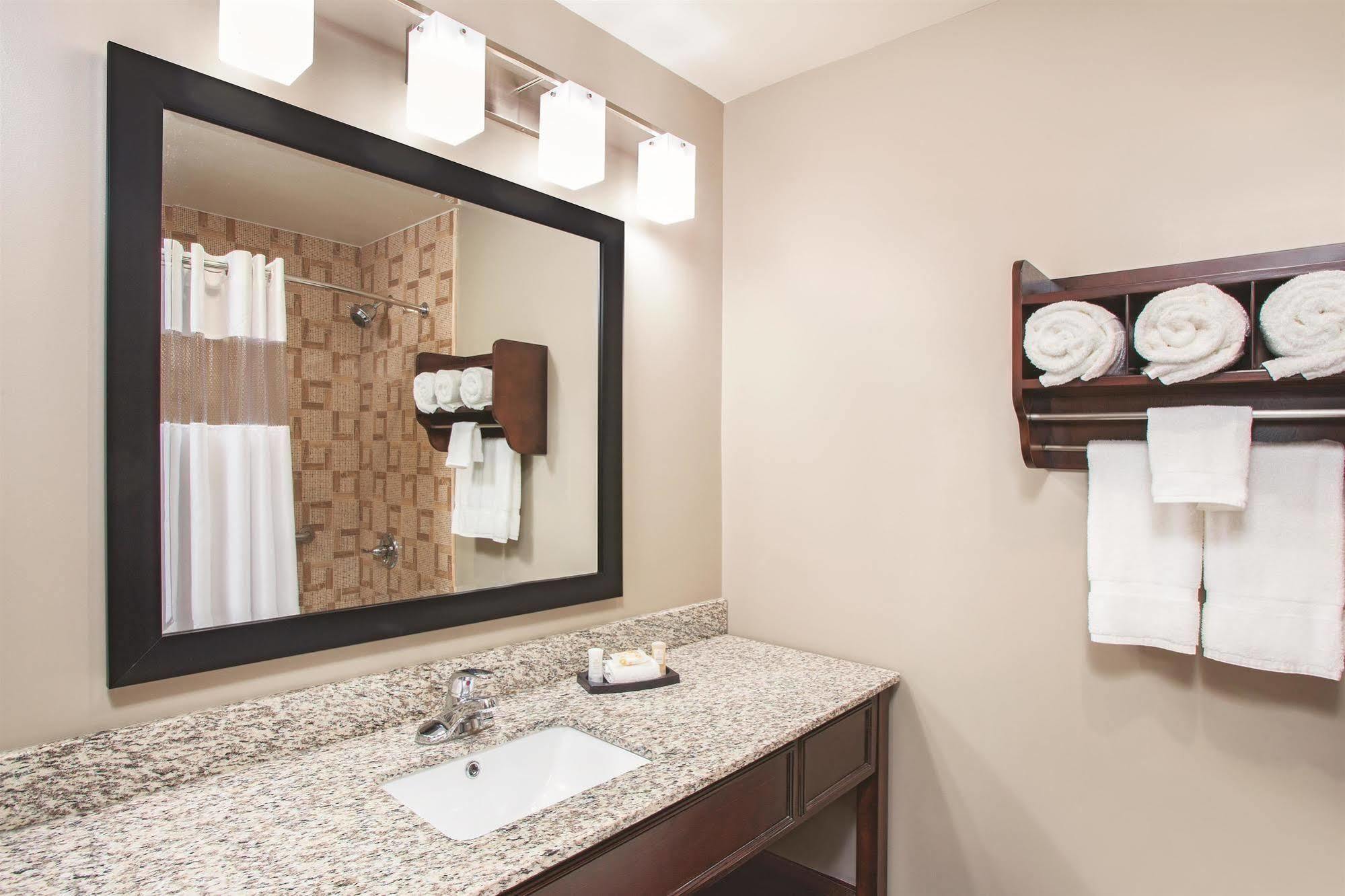 La Quinta Inn & Suites Far Rockaway - Beach Hotel New York Extérieur photo