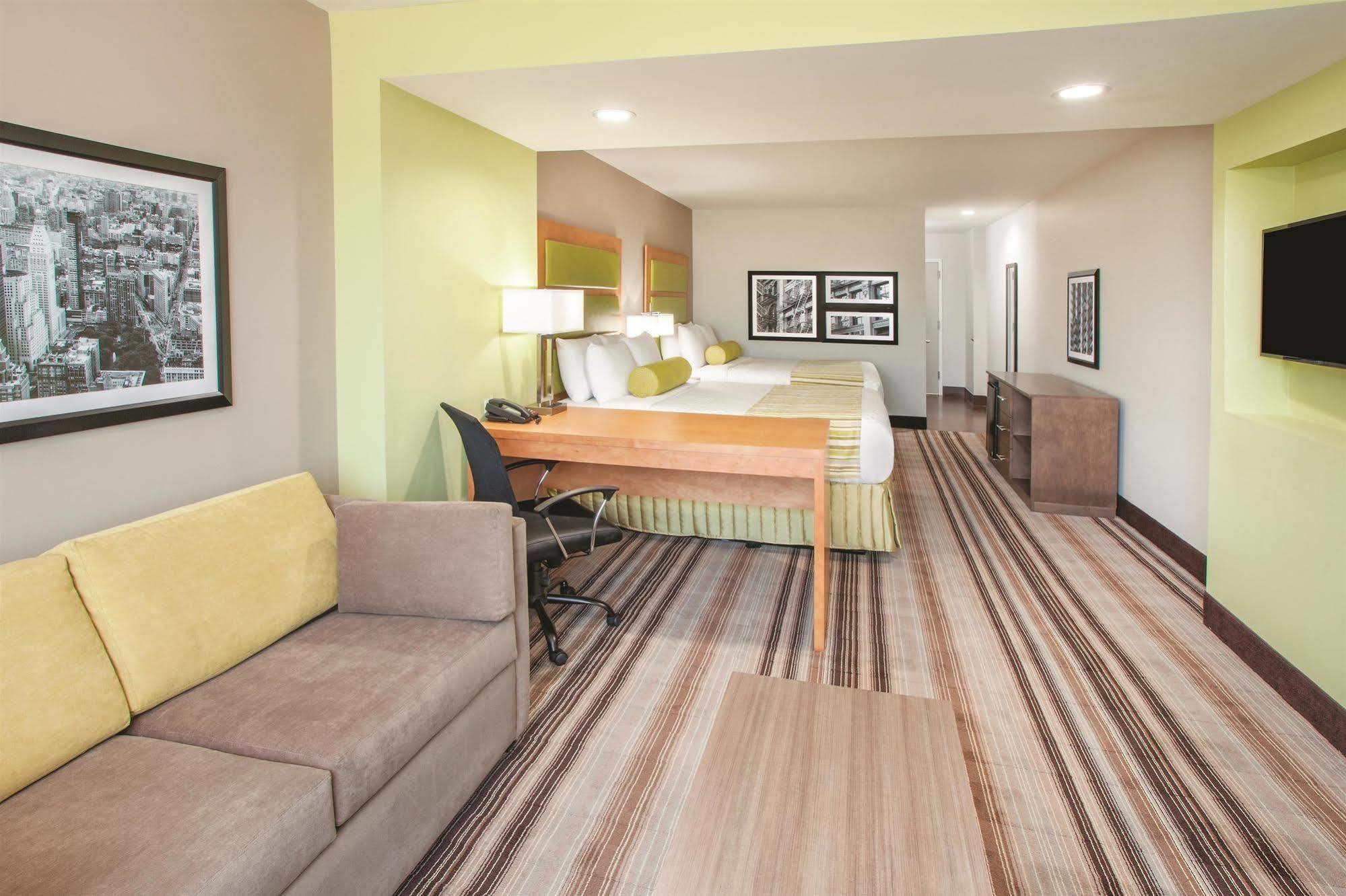 La Quinta Inn & Suites Far Rockaway - Beach Hotel New York Extérieur photo